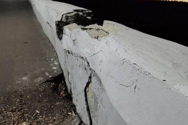 На саратовской набережной разрушается парапет