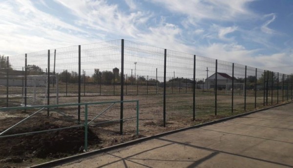 
В Александровом Гае установили спортивную площадку для мини-футбола