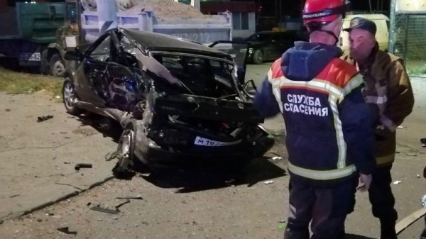 У Строительного рынка столкнулись Mercedes и "четырнадцатая". Три человека в больнице
