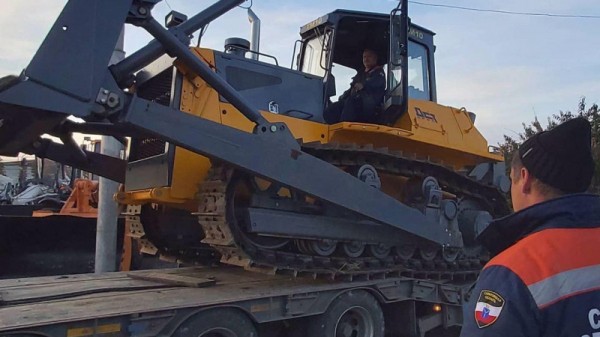 &laquo;Вся область на ушах&raquo;: глава облспаса отправился на место тушения лесных пожаров в Аткарский район вместе с двумя бульдозерами
