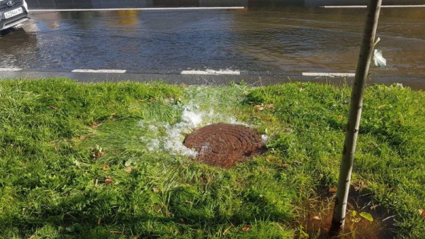 На Симбирской лопнула подземная труба: затоплены дорога, тротуар и газон
