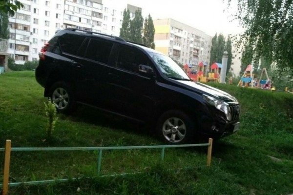 Штраф за парковку на газоне хотят закрепить в федеральном законодательстве. Его размер меньше, чем тот, что установлен в Саратовской области Штраф за парковку на газоне хотят закрепить в федеральном законодательстве. Его размер меньше, чем тот, что установлен в Саратовской области