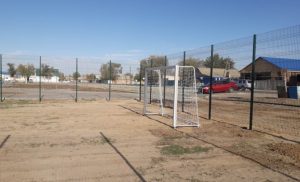 
В Александровом Гае установили спортивную площадку для мини-футбола