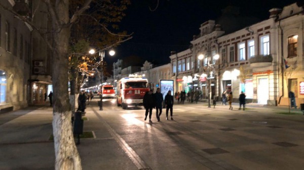 На проспекте Кирова скопление пожарных машин: сигнал поступил из дома № 23
