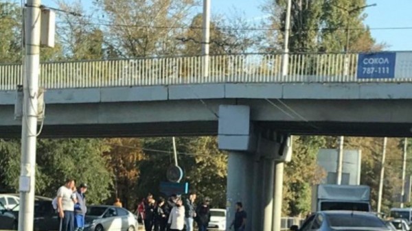 Очевидец: под мостом на 3-й Дачной мотоциклист влетел в легковушку
