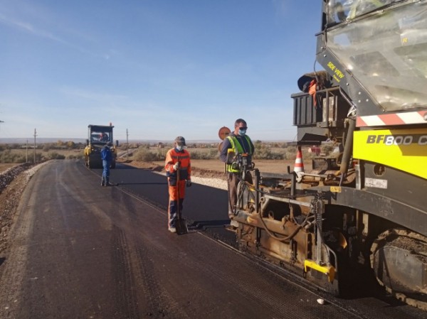 Валерий Радаев проверил ход строительства дорог рядом с будущим Парком покорителей космоса