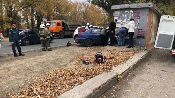Авария в Ленинском районе: спасатели вытащили из покореженной иномарки двух взрослых и 8-летнего ребенка (видео)
Авария в Ленинском районе: спасатели вытащили из покореженной иномарки двух взрослых и 8-летнего ребенка (видео)