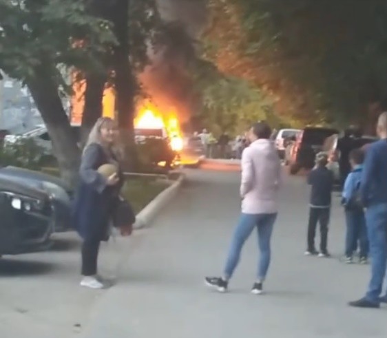 Полыхавшая на улице Саратова машина собрала толпу зевак Полыхавшая на улице Саратова машина собрала толпу зевак