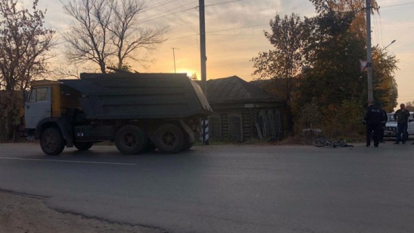 Под Саратовом грузовик насмерть сбил 12-летнего школьника
