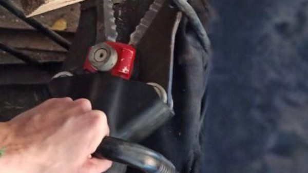 Мужчина застрял в подъезде. На место происшествия выехали спасатели
