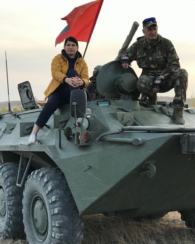 &laquo;Продукт будем бомбический&raquo;: председатель комитета по туризму после поездки на БТР пролетела над Саратовом на гидроплане