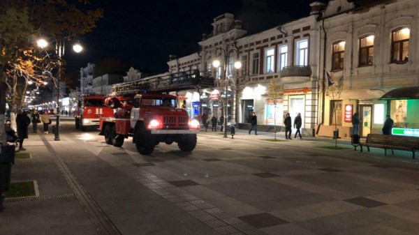 На проспекте Кирова скопление пожарных машин: сигнал поступил из дома № 23
