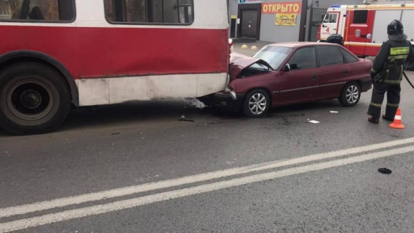 Саратовчанка за рулем неуправляемого автомобиля врезалась в троллейбус
