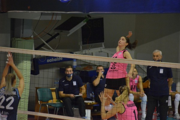 &laquo;Протон&raquo; дома в напряженном матче проиграл действующим чемпионкам России