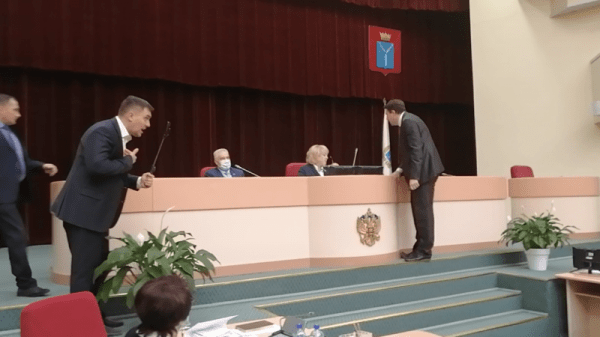 Скандал в Саратовской областной думе: оппозиционеры, недовольные законом о голосовании, с криками вышли на сцену (видео)
Скандал в Саратовской областной думе: оппозиционеры, недовольные законом о голосовании, с криками вышли на сцену (видео)