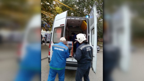 В Саратове мужчина упал на козырек подъезда с 8 этажа
 В Саратове мужчина упал на козырек подъезда с 8 этажа