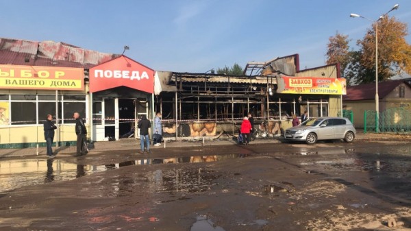  Ночью в Энгельсе сгорел магазин. Огонь тушили 37 пожарных
