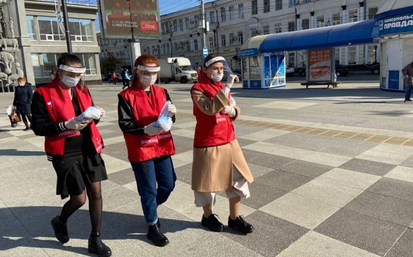 На улицах Саратова начали бесплатно раздавать маски 