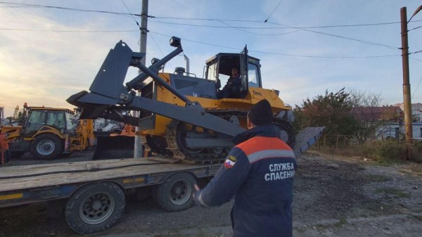 &laquo;Вся область на ушах&raquo;: глава облспаса отправился на место тушения лесных пожаров в Аткарский район вместе с двумя бульдозерами
