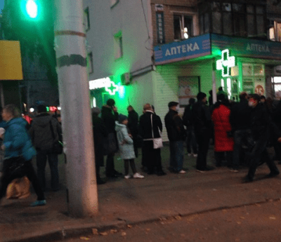 
Жители Саратова выстроились в очередь в аптеку на Астраханской					