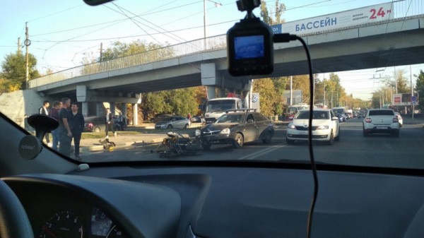 Очевидец: под мостом на 3-й Дачной мотоциклист влетел в легковушку
