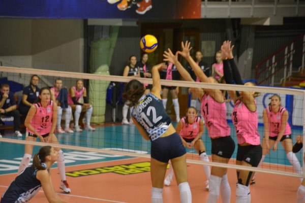 &laquo;Протон&raquo; дома в напряженном матче проиграл действующим чемпионкам России