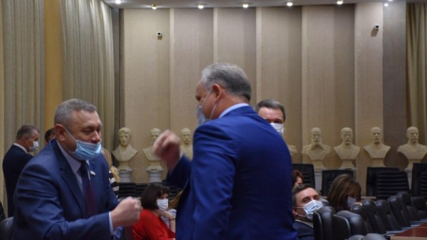 Саратовские чиновники планируют набрать кредитов и раздать нуждающимся 23 миллиарда рублей
Саратовские чиновники планируют набрать кредитов и раздать нуждающимся 23 миллиарда рублей