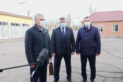 
Вячеславу Володину подарили в Саратове бутылку чачи					