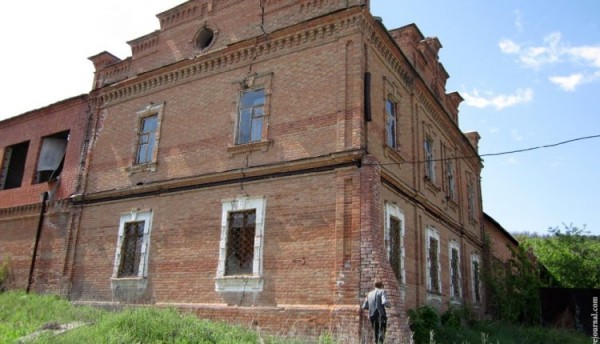 
В поселке Рейнике рассыпается уникальная купеческая усадьба