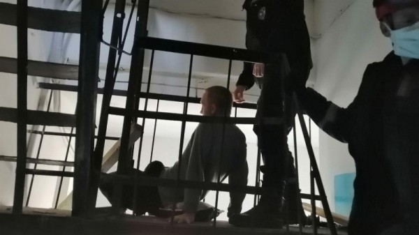 Мужчина застрял в подъезде. На место происшествия выехали спасатели
