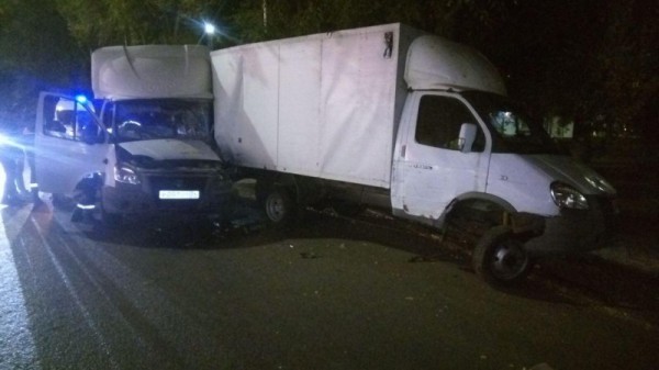 В Саратове в массовой аварии мужчина застрял в искореженной &laquo;ГАЗели&raquo;
