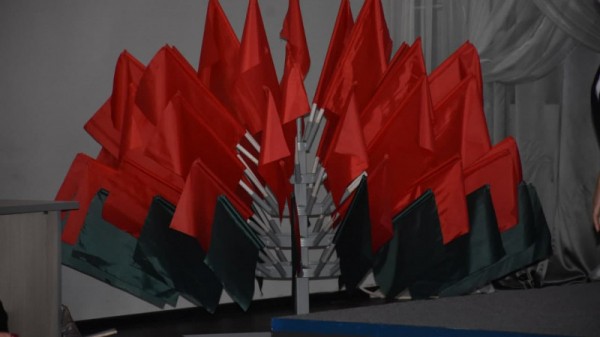 Министр культуры Саратовской области раздала лучшим работникам грамоты и конверты с деньгами
