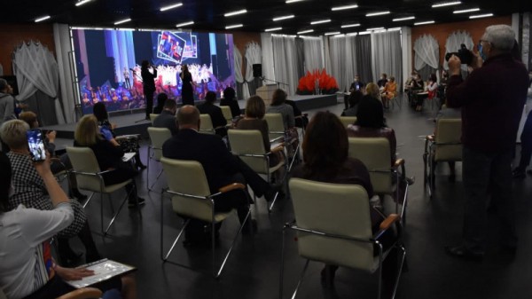 Министр культуры Саратовской области раздала лучшим работникам грамоты и конверты с деньгами
