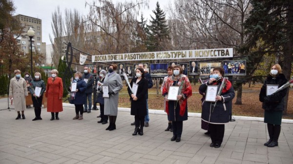 Саратовская Доска почета работников культуры обновилась и &laquo;переехала&raquo; от одного театра к другому
