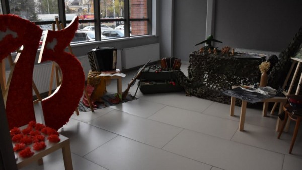 Министр культуры Саратовской области раздала лучшим работникам грамоты и конверты с деньгами
