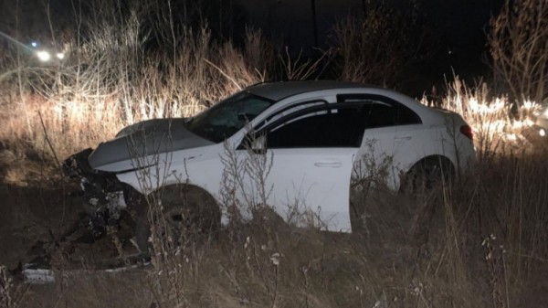 В Балакове Mercedes на большой скорости съехал в кювет. Пострадали два человека
