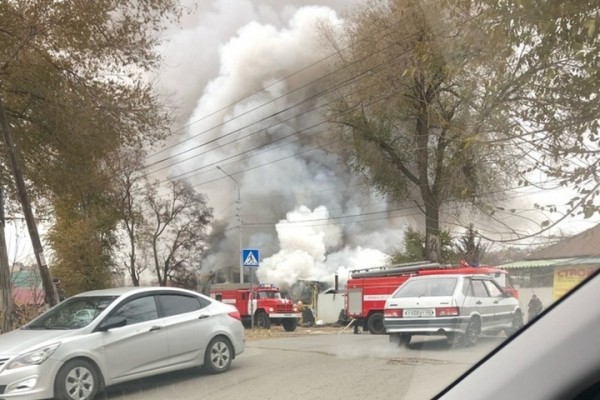Утром пожарные боролись с масштабным возгоранием напротив трамвайной остановки в Октябрьском районе (фото и видео)