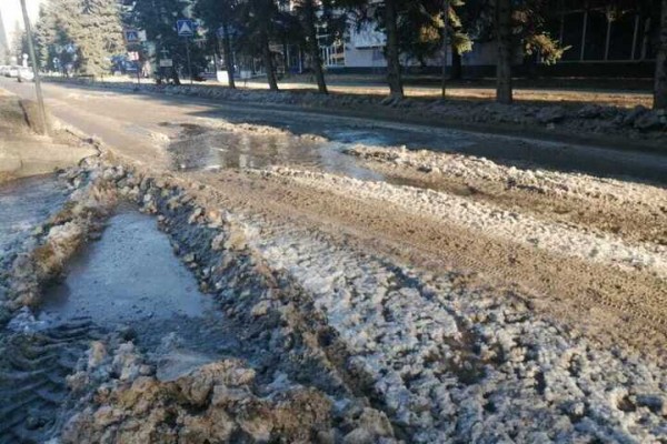 Коммунальщики определили подрядчиков, которые будут убирать наледь с дорог 