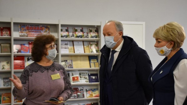 Губернатор области поздравил лучших работников культуры региона. Им вручили по 100 тысяч рублей
