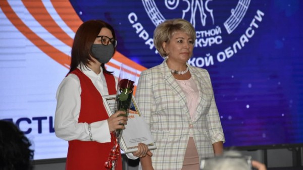 Министр культуры Саратовской области раздала лучшим работникам грамоты и конверты с деньгами
