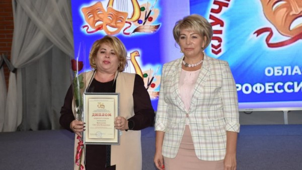 Министр культуры Саратовской области раздала лучшим работникам грамоты и конверты с деньгами
