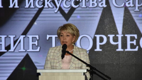 Министр культуры Саратовской области раздала лучшим работникам грамоты и конверты с деньгами
