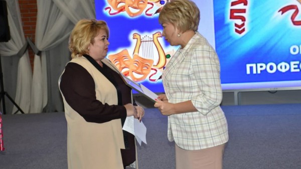 Министр культуры Саратовской области раздала лучшим работникам грамоты и конверты с деньгами
