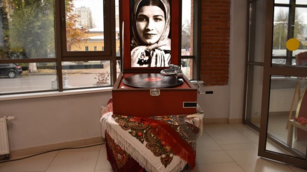 Министр культуры Саратовской области раздала лучшим работникам грамоты и конверты с деньгами
