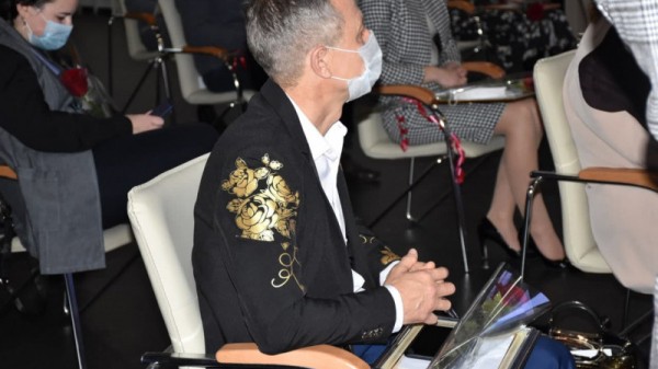 Министр культуры Саратовской области раздала лучшим работникам грамоты и конверты с деньгами
