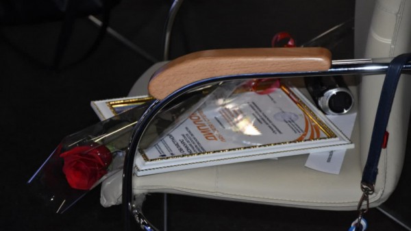 Министр культуры Саратовской области раздала лучшим работникам грамоты и конверты с деньгами
