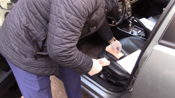 Сотрудники ФСБ задержали директора управляющей компании за попытку подкупить главу другой фирмы 7 миллионами рублей (видео)
