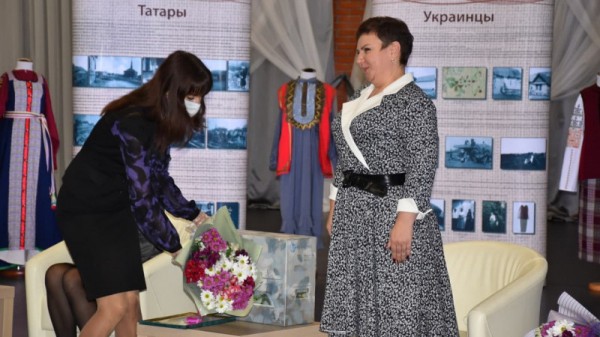 Губернатор области поздравил лучших работников культуры региона. Им вручили по 100 тысяч рублей
