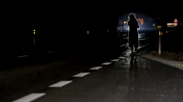 Иномарка насмерть сбила неизвестную женщину, которая шла по темной трассе
