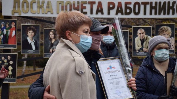 Саратовская Доска почета работников культуры обновилась и &laquo;переехала&raquo; от одного театра к другому
